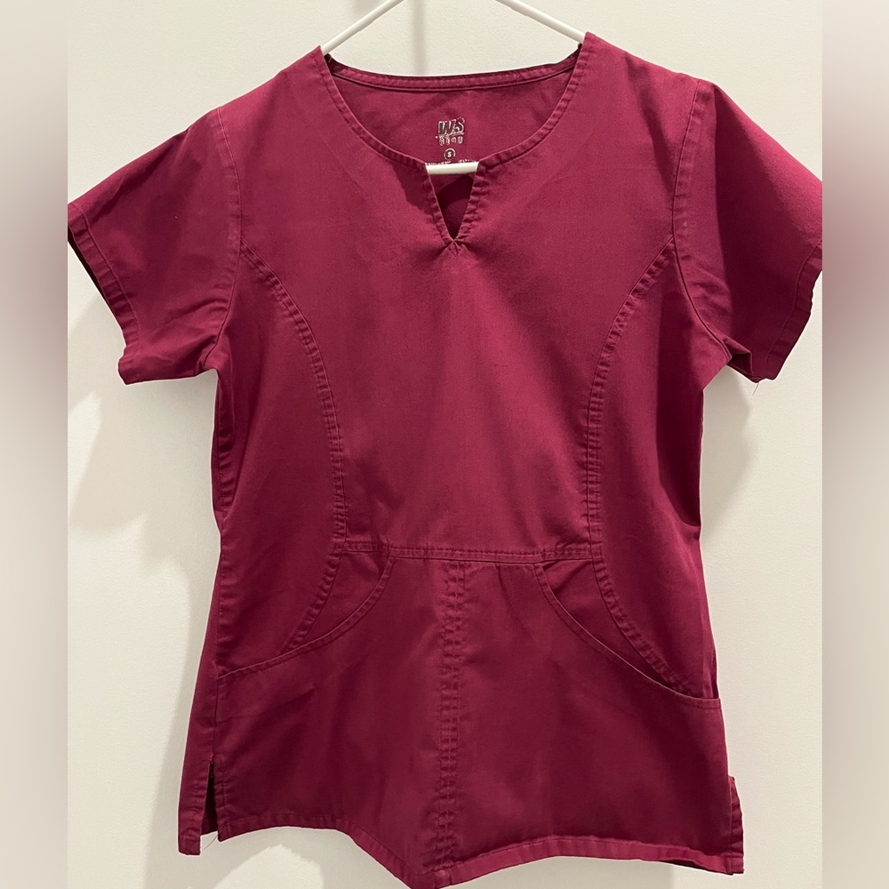Uniform scrub top with pockets